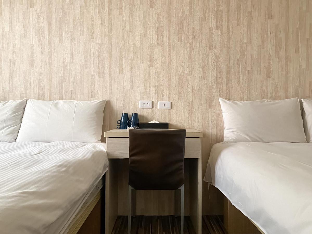 Fengjia Sleep Hotel Taichung Bagian luar foto